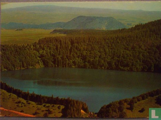 Le lac Pavin (Alt.1197m - Prof. 92m.-Sup. 44ha.)