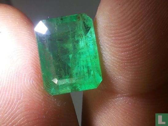 Zambia  6.45ct Emerald  (100% Natural Velvet Green) - Image 3