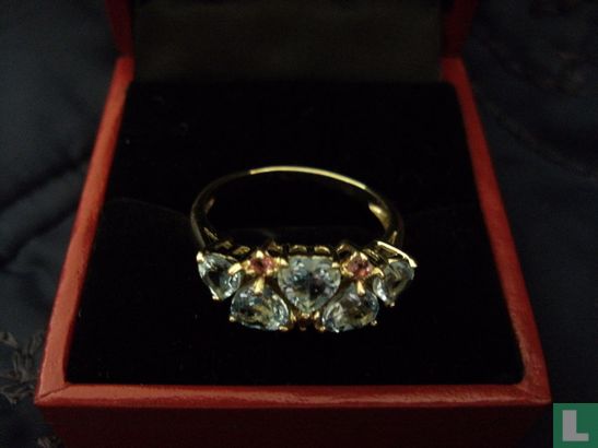 Gouden ring, 5 blauwe topazen in de vorm van hartjes en 3 roze zirkonia's - Image 1