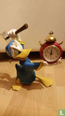 Donald Duck met hamer en klok
