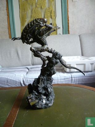 Alien Warrior Harz Statue 14 Zoll - Bild 1