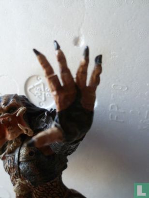 predator resin statue 12 inches - Image 3