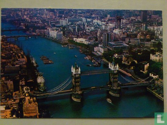 Londres:vue aérienne de Tower Bridge et la City - Afbeelding 1