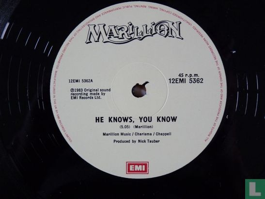 He knows you know - Afbeelding 3