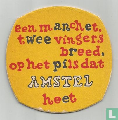 Een manchet, twee vingers breed op het pils dat Amstel heet