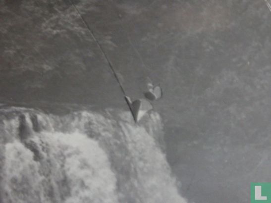 Waterval met Vreemd Object Congo - Afbeelding 2