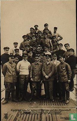 Kapitän König mit seinen Offizieren und Mannschaft an Bord des Frachttauchbootes Deutschland nach dem Eintreffen auf der Wesermündung