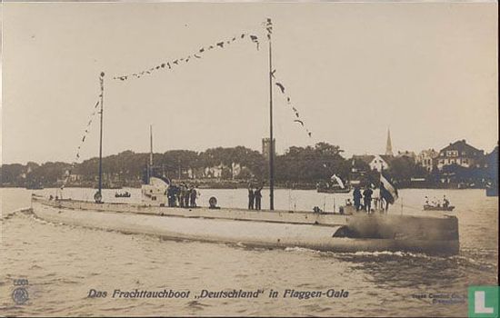 Das Frachttauchboot Deutschland in Flaggen-Gala