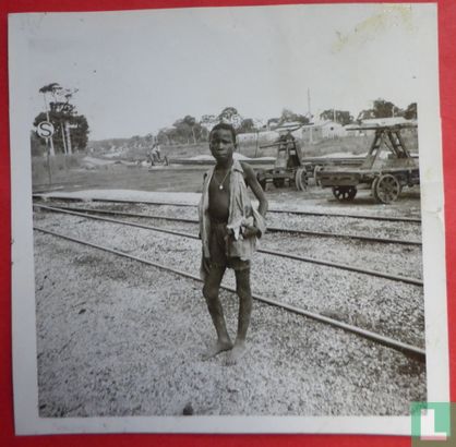 Belgisch Kongo - Jongen bij treinstation