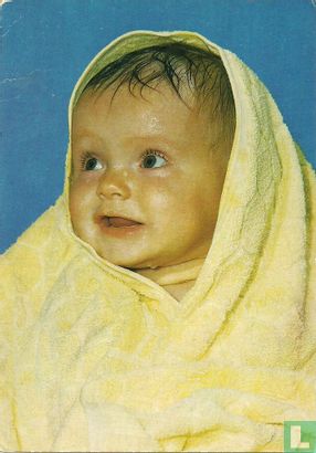 afb. baby in handdoek gewikkeld - Afbeelding 1