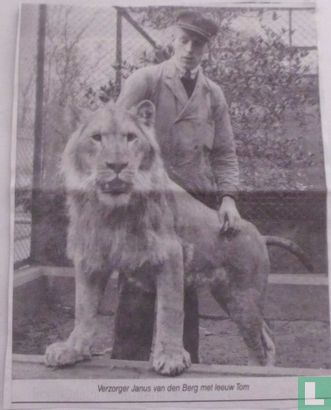 Verzorger Janus van den Berg met leeuw Tom