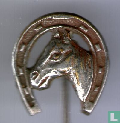 Horse's head in horseshoe