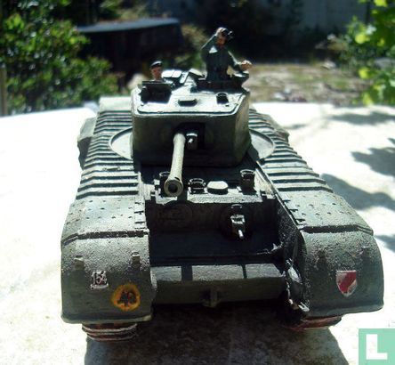 Churchill tank met bemanning - Afbeelding 1