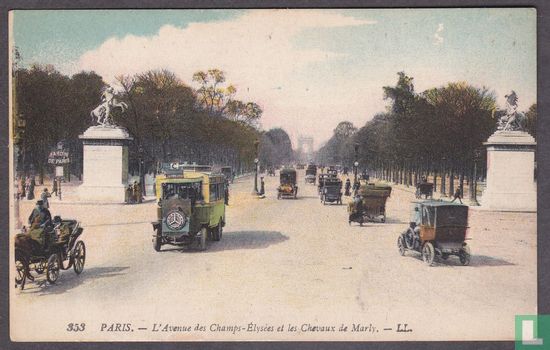 Paris, L'Avenue des Champs-Elysees et les Cheveaux de Marly