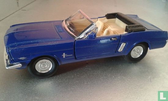 Ford Mustang Convertible - Image 3
