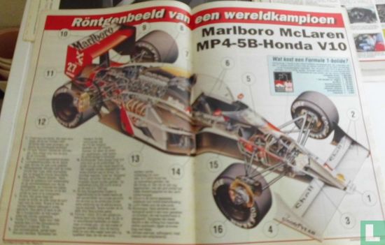 Röntgenbeeld van een wereldkampioen Marlboro McLaren MP4-5B-Honda V10 