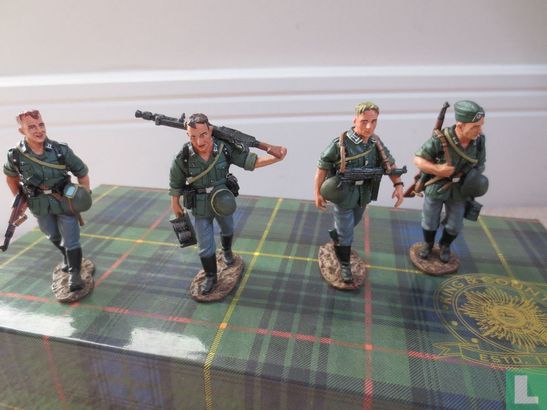  4 Walking Wehrmacht Infantry - Image 2