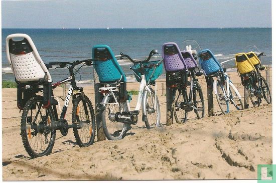 5 fietsen bij strand - Afbeelding 1