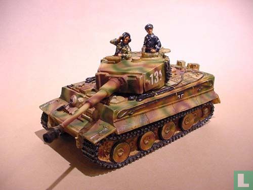 Tiger I Tank plus 2 crew figures
