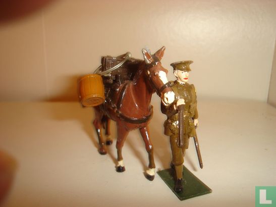 Soldaat met paard vol voorraad
