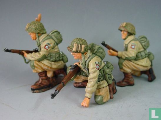 Three Kneeling US Paratroopers in Action - Afbeelding 1