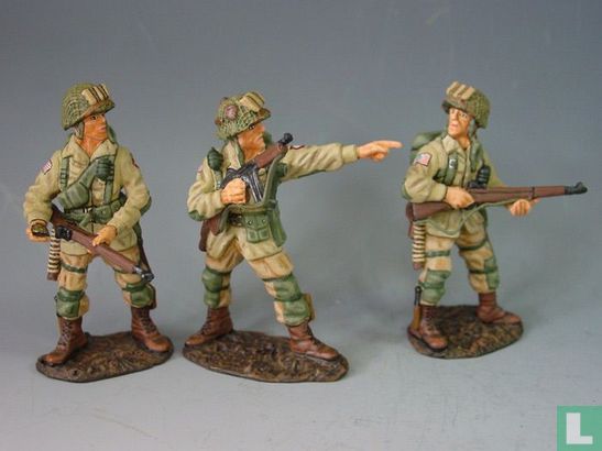 Three Standing US Paratroopers in Action - Bild 1