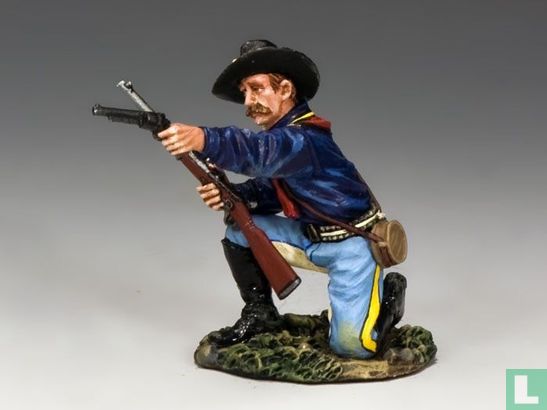 Officier Genoux w / Pistolet et carabine