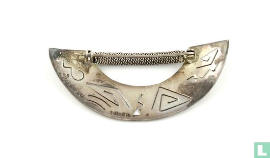 Zilveren Broche Met Gegraveerde Tekens - Image 2