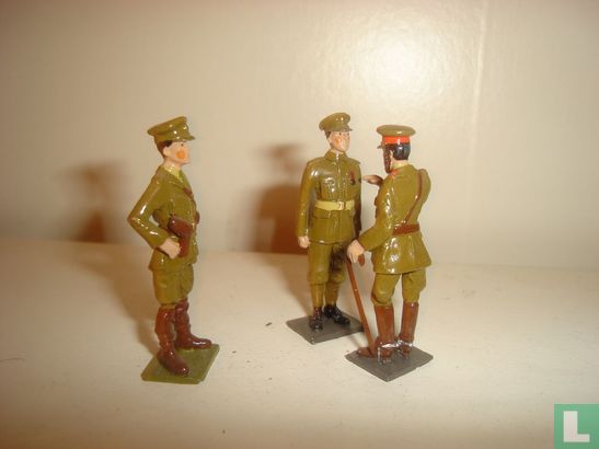 King george V and staf officier presenting to british soldier - Afbeelding 1