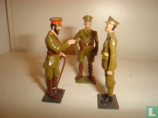 King george V and staf officier presenting to british soldier - Afbeelding 2