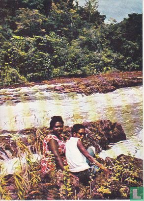 Gezicht op waterval in een Surinaamse rivier  - Afbeelding 1