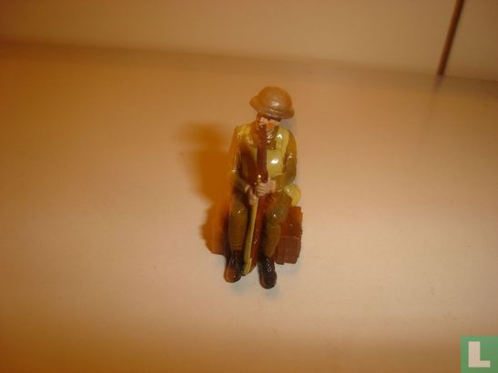 Sitting soldier with rifle - Afbeelding 1