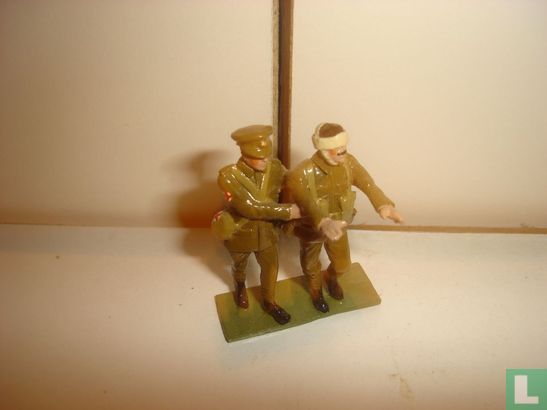 In tunics medic leading blinded soldier - Afbeelding 1
