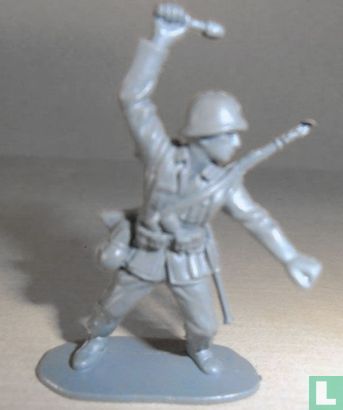 Duitse soldaat met granaat - Afbeelding 1