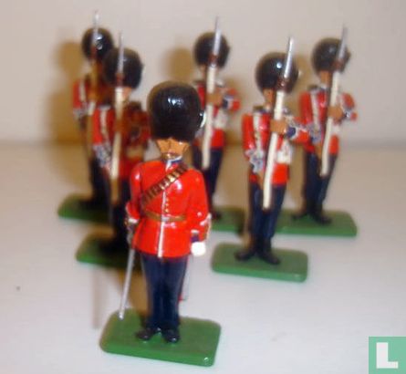 Grenadier Guards saluant - Image 1