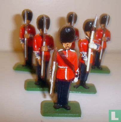 Scots Guards: Sergeant, Corporal and Privates Presenting Arms - Afbeelding 1