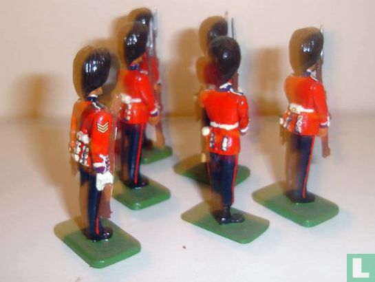 Scots Guards: Sergeant, Corporal and Privates Presenting Arms - Afbeelding 2