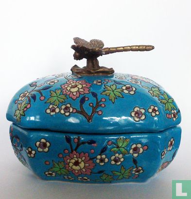 Modernes chinesisches Porzellan - Schale mit Deckel und bronzenem Libellengriff - 20. Jahrhundert - Bild 1