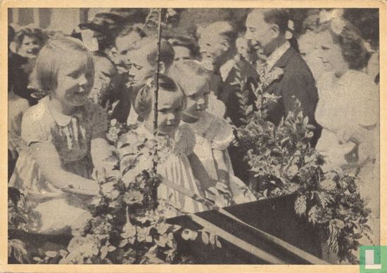 Onze Prinsesjes met de ponywagen, aangeboden door de kinderen van Baarn en Soest op 4 Augustus 1945. - Afbeelding 1