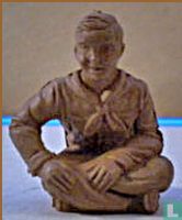 Boy Scout Sitting cross-legged, hands on legs - Afbeelding 1