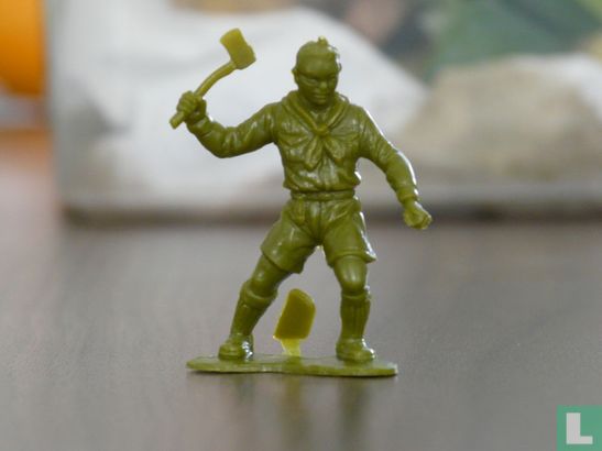 Boy Scout Holding axe - Afbeelding 1