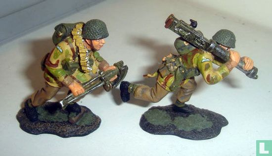 British paratroopers heavy weapons - Image 1
