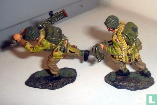 British paratroopers heavy weapons - Image 2