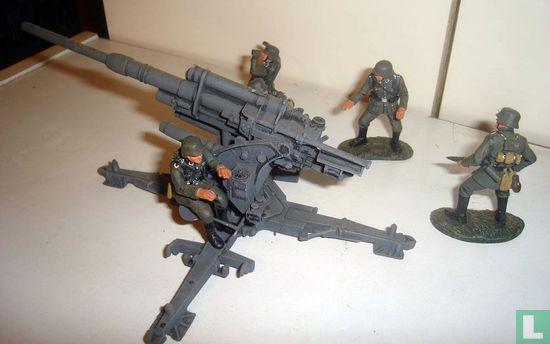 German Flak Gun with Crew - Image 1
