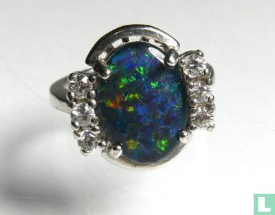 Zilveren ring met met  een groot en schitterend Opal 