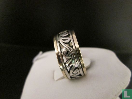 Zilveren Ring, Met Sierlijk en Goudkleurige Rand - Image 1