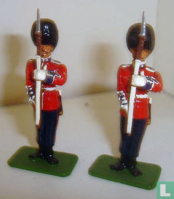 Scots Guards presenting arms - Afbeelding 1