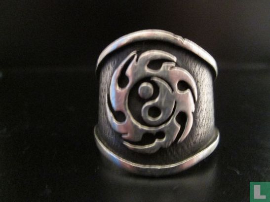 Zilveren Ring, Met Sierlijk Chinees Figuur - Image 1