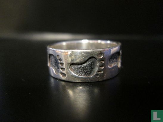Zilveren Ring, Met Ingegraveerde Voeten - Image 1
