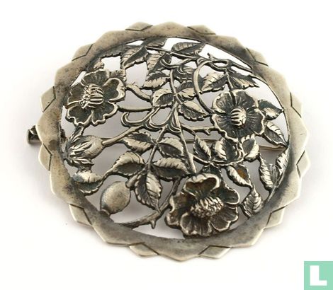 Zilveren Broche, Versierd Met Afbeelding Van Bloemen - Image 1